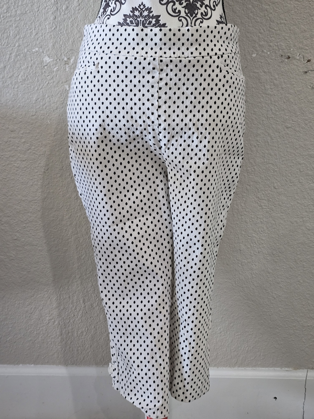 Chico's White Cropped Pants with Black Dot Print